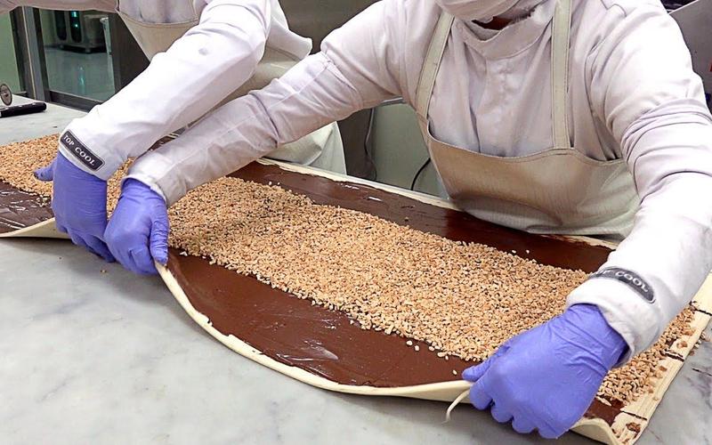 在韩国面包工厂围观花生酱糕点的制作流程,整个厂房里都是香香的